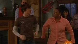 Drake Bell, Yvette Brown, Scott Halberstadt, Alec Medlock e Jerry Trainor - We Will Rock You
