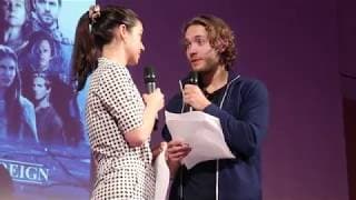 Reign : Adelaide Kane & Toby Regbo rejouent la scène de la demande en mariage - Long May She Reign